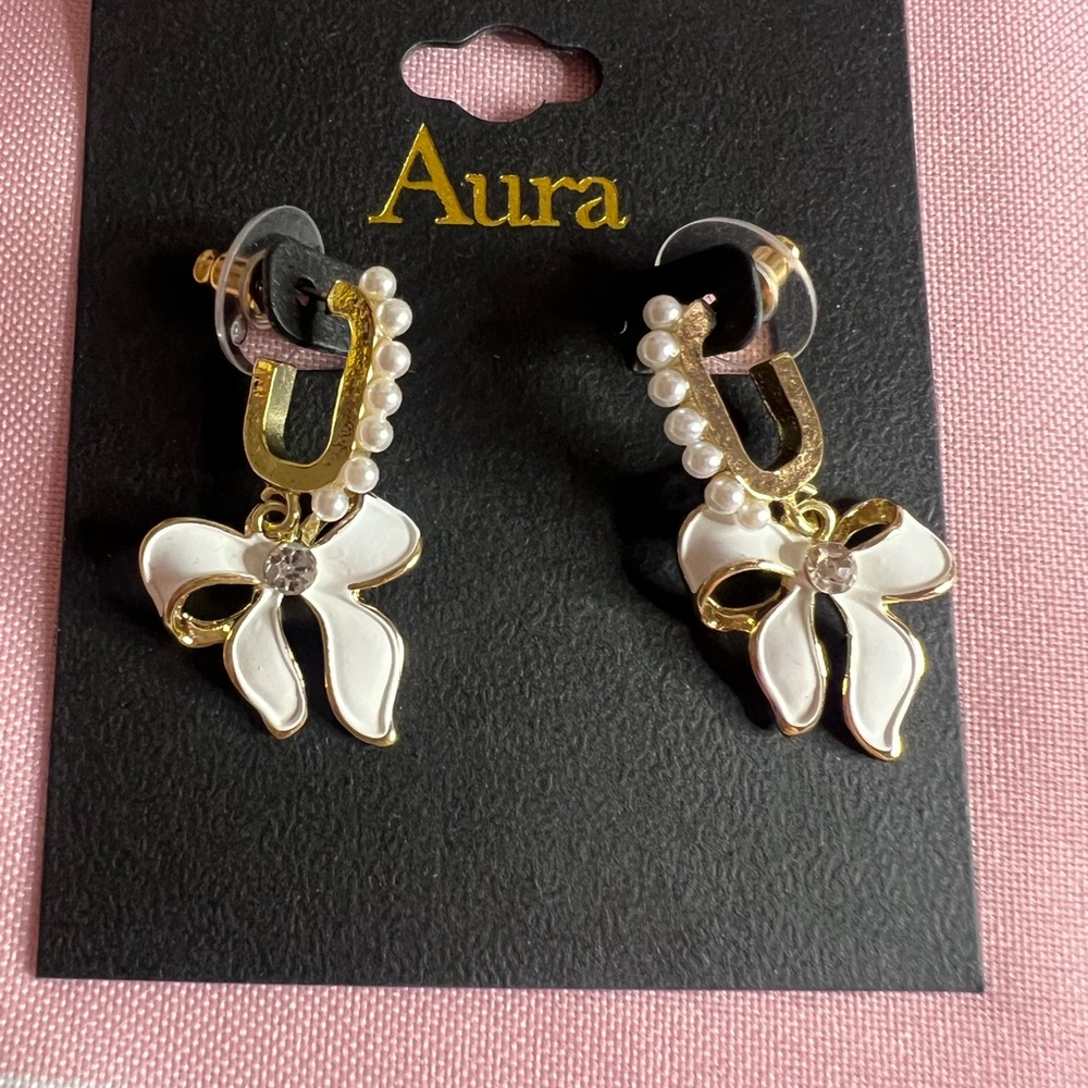 Aura Gold and White Pearl Bow Earrings ❤️
